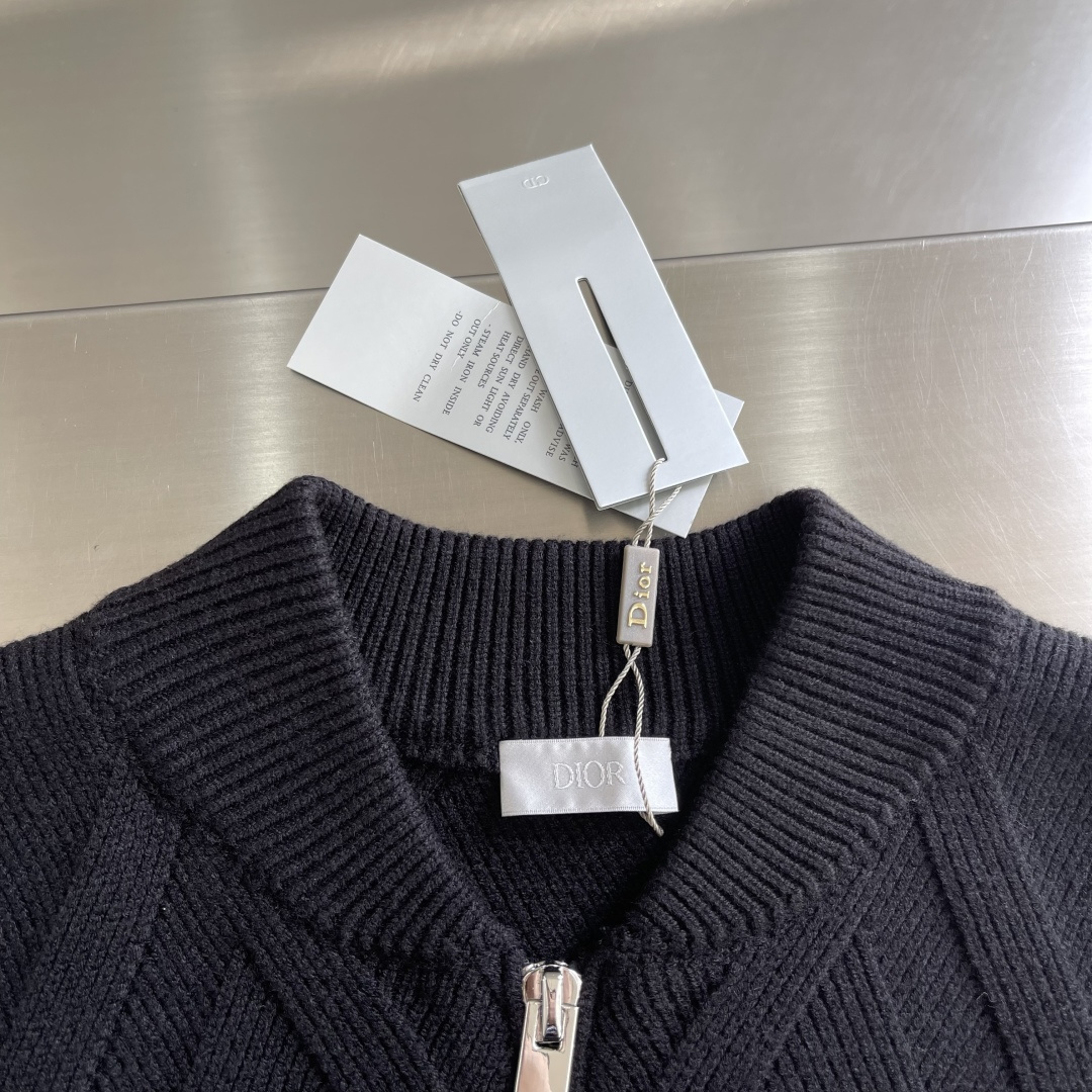 -Dio 爆款 2025秋冬都市风十足 加厚款开衫毛衣。 采用进口羊毛混纺面料 柔软细腻 男人的衣柜都少