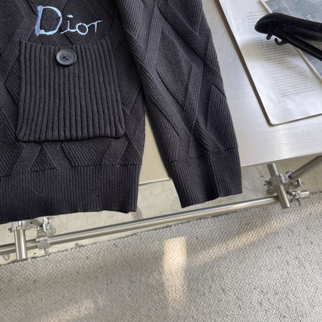 -Dio 爆款 2025秋冬都市风十足 加厚款开衫毛衣。 采用进口羊毛混纺面料 柔软细腻 男人的衣柜都少