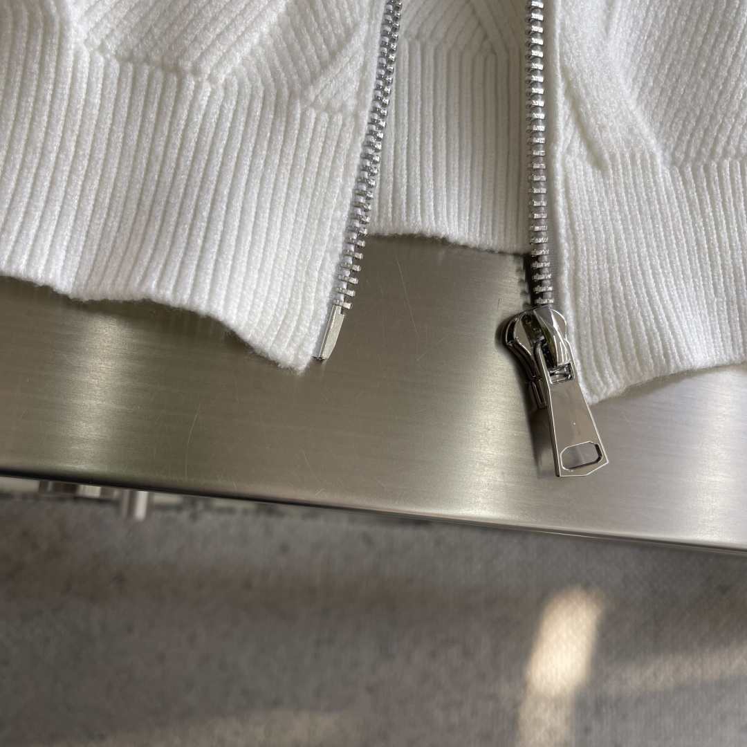 -Dio 爆款 2025秋冬都市风十足 加厚款开衫毛衣。 采用进口羊毛混纺面料 柔软细腻 男人的衣柜都少