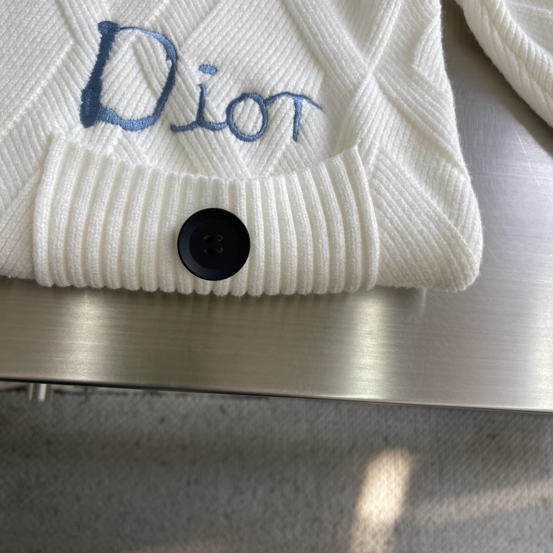 -Dio 爆款 2025秋冬都市风十足 加厚款开衫毛衣。 采用进口羊毛混纺面料 柔软细腻 男人的衣柜都少