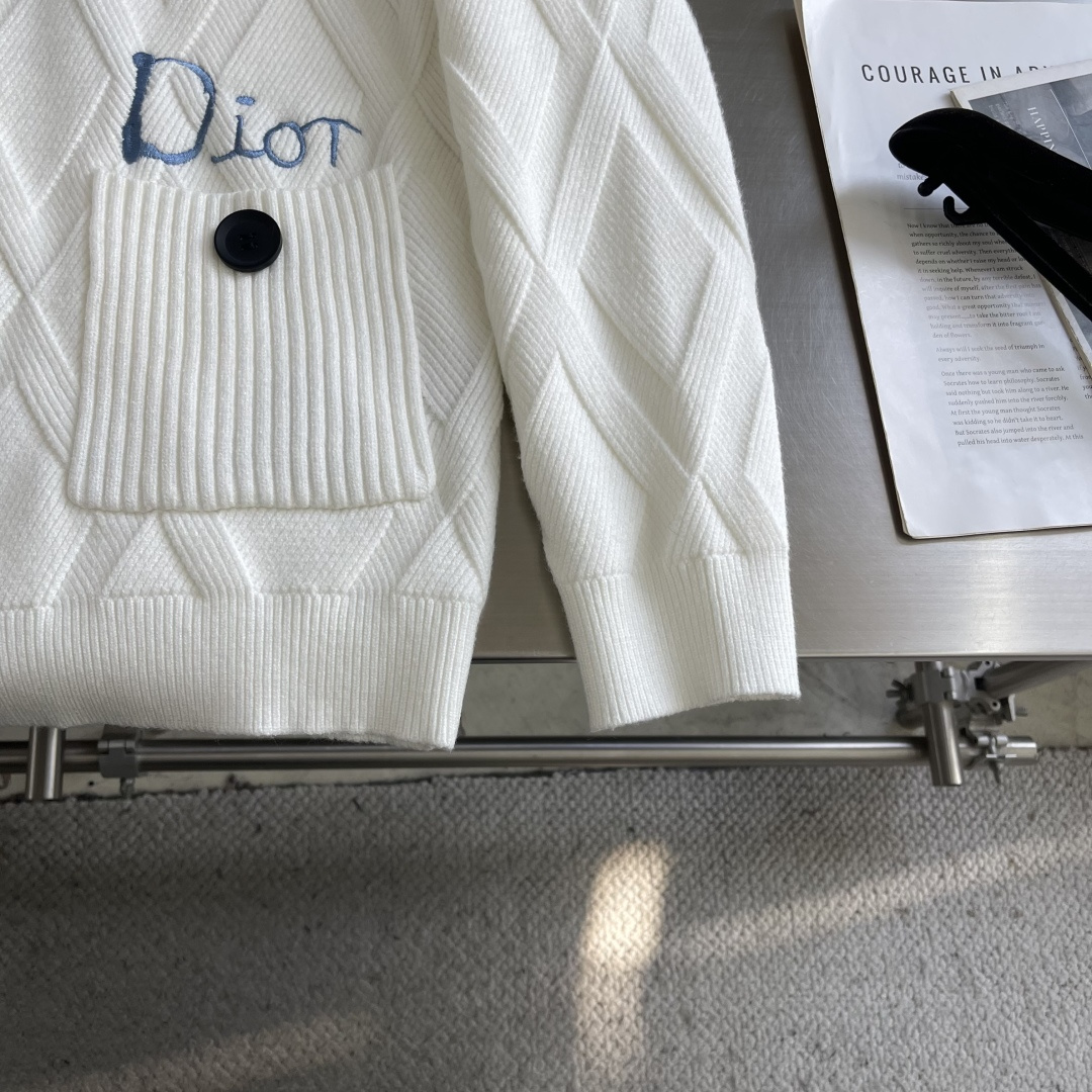 -Dio 爆款 2025秋冬都市风十足 加厚款开衫毛衣。 采用进口羊毛混纺面料 柔软细腻 男人的衣柜都少