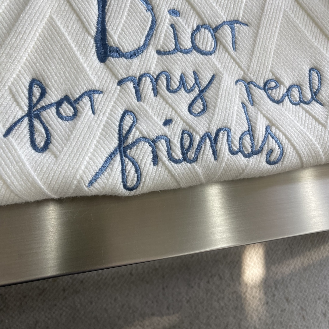 -Dio 爆款 2025秋冬都市风十足 加厚款开衫毛衣。 采用进口羊毛混纺面料 柔软细腻 男人的衣柜都少