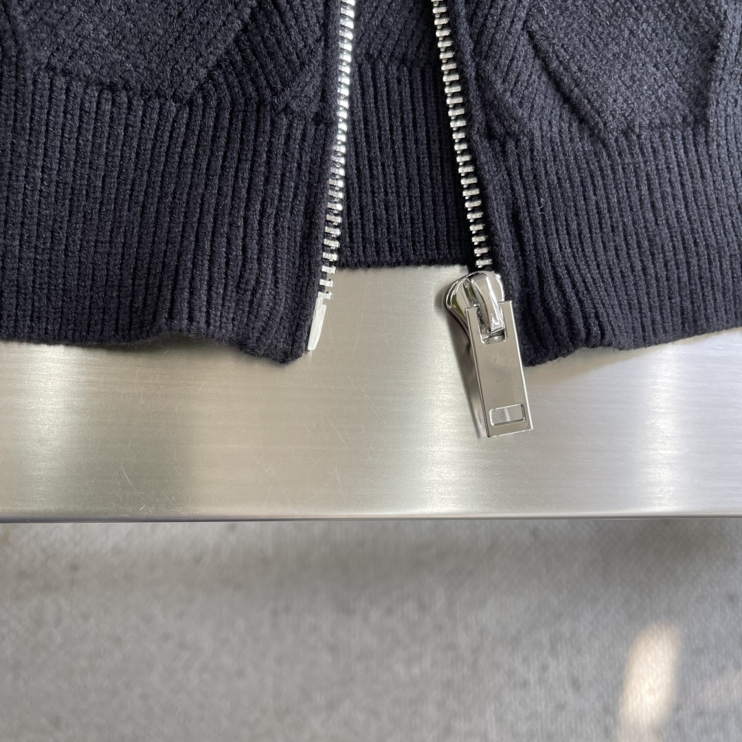 -LOEW 爆款 2025秋冬都市风十足 加厚款开衫毛衣。 采用进口羊毛混纺面料 柔软细腻 男人的衣柜都