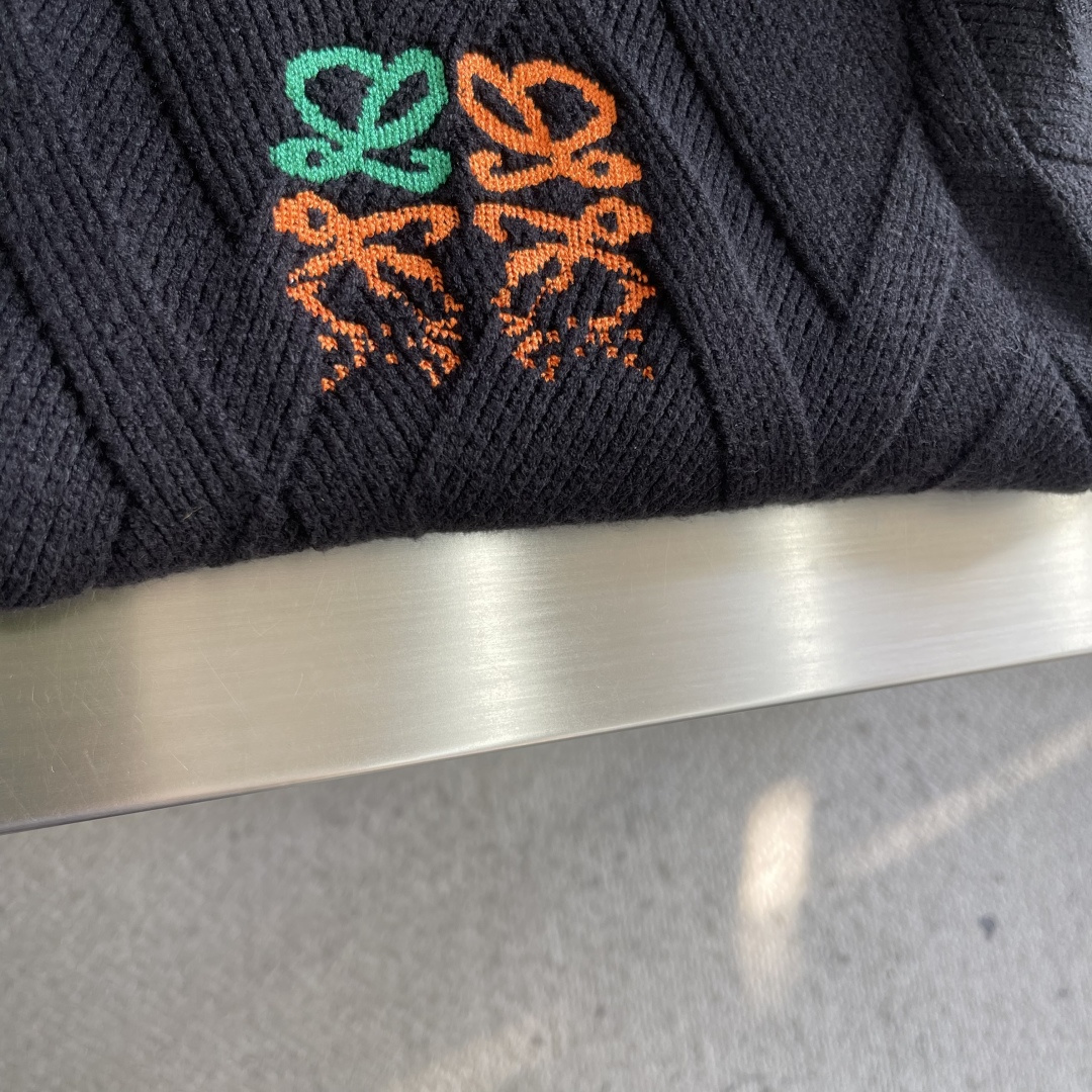 -LOEW 爆款 2025秋冬都市风十足 加厚款开衫毛衣。 采用进口羊毛混纺面料 柔软细腻 男人的衣柜都