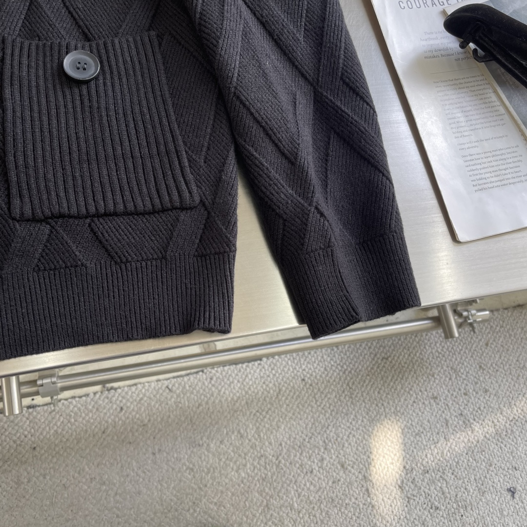 -LOEW 爆款 2025秋冬都市风十足 加厚款开衫毛衣。 采用进口羊毛混纺面料 柔软细腻 男人的衣柜都