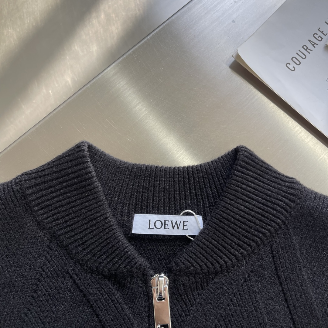 -LOEW 爆款 2025秋冬都市风十足 加厚款开衫毛衣。 采用进口羊毛混纺面料 柔软细腻 男人的衣柜都