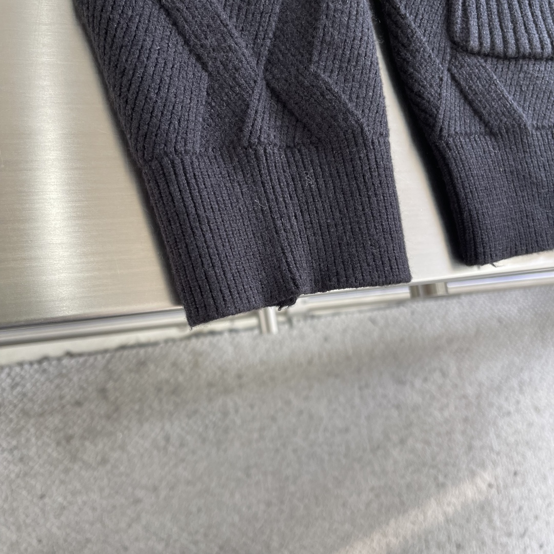 -LOEW 爆款 2025秋冬都市风十足 加厚款开衫毛衣。 采用进口羊毛混纺面料 柔软细腻 男人的衣柜都