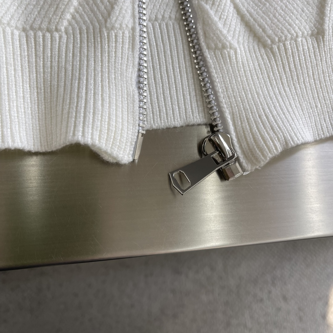 -LOEW 爆款 2025秋冬都市风十足 加厚款开衫毛衣。 采用进口羊毛混纺面料 柔软细腻 男人的衣柜都