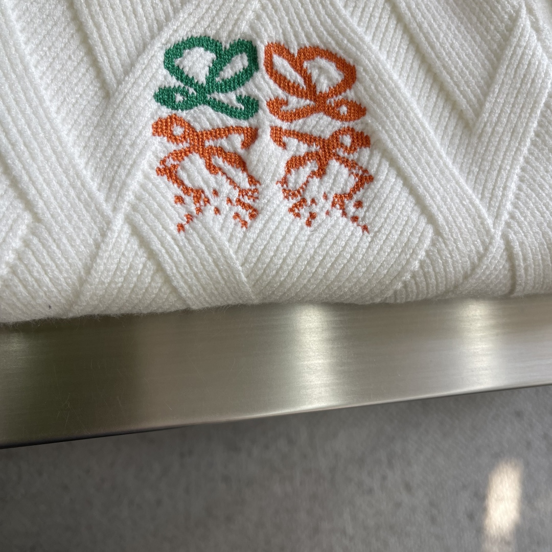 -LOEW 爆款 2025秋冬都市风十足 加厚款开衫毛衣。 采用进口羊毛混纺面料 柔软细腻 男人的衣柜都