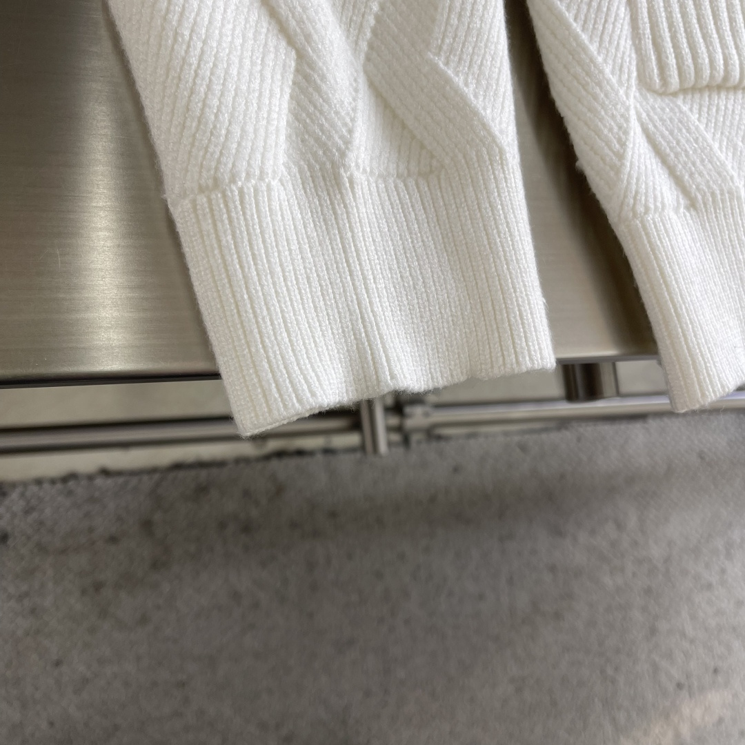 -LOEW 爆款 2025秋冬都市风十足 加厚款开衫毛衣。 采用进口羊毛混纺面料 柔软细腻 男人的衣柜都