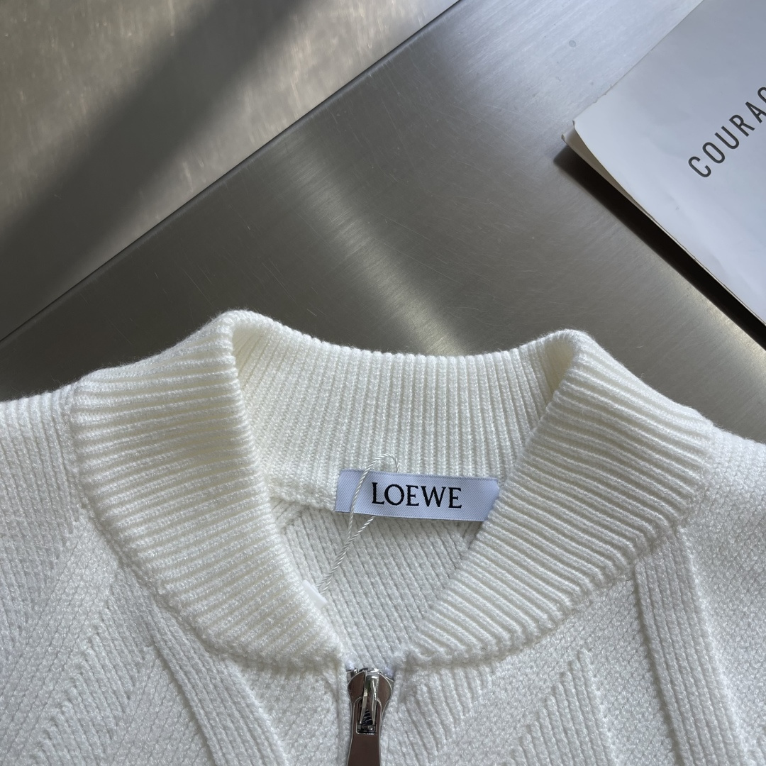 -LOEW 爆款 2025秋冬都市风十足 加厚款开衫毛衣。 采用进口羊毛混纺面料 柔软细腻 男人的衣柜都