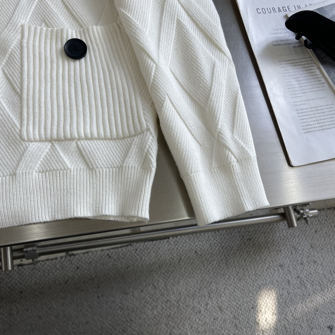 -LOEW 爆款 2025秋冬都市风十足 加厚款开衫毛衣。 采用进口羊毛混纺面料 柔软细腻 男人的衣柜都