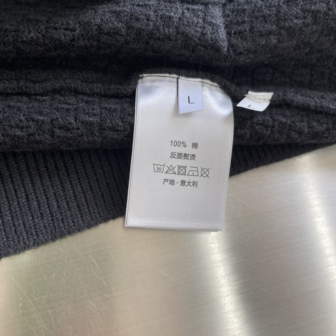 -Miu Miu 25fw新款翻领羊毛外衣.羊毛混纺面料.满身针织花纹结构.柔软舒适立体有型.经典拉链设