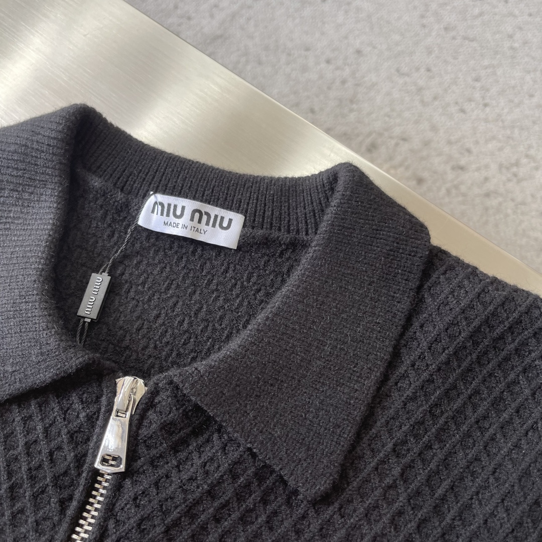 -Miu Miu 25fw新款翻领羊毛外衣.羊毛混纺面料.满身针织花纹结构.柔软舒适立体有型.经典拉链设