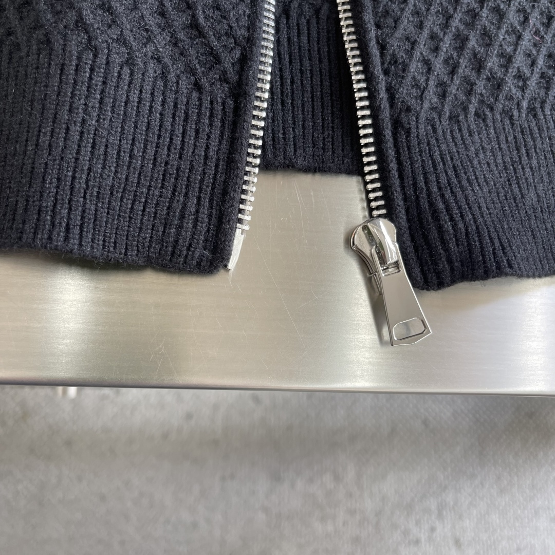 -Miu Miu 25fw新款翻领羊毛外衣.羊毛混纺面料.满身针织花纹结构.柔软舒适立体有型.经典拉链设