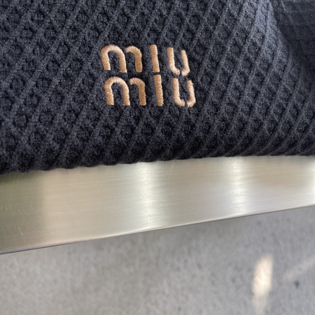 -Miu Miu 25fw新款翻领羊毛外衣.羊毛混纺面料.满身针织花纹结构.柔软舒适立体有型.经典拉链设