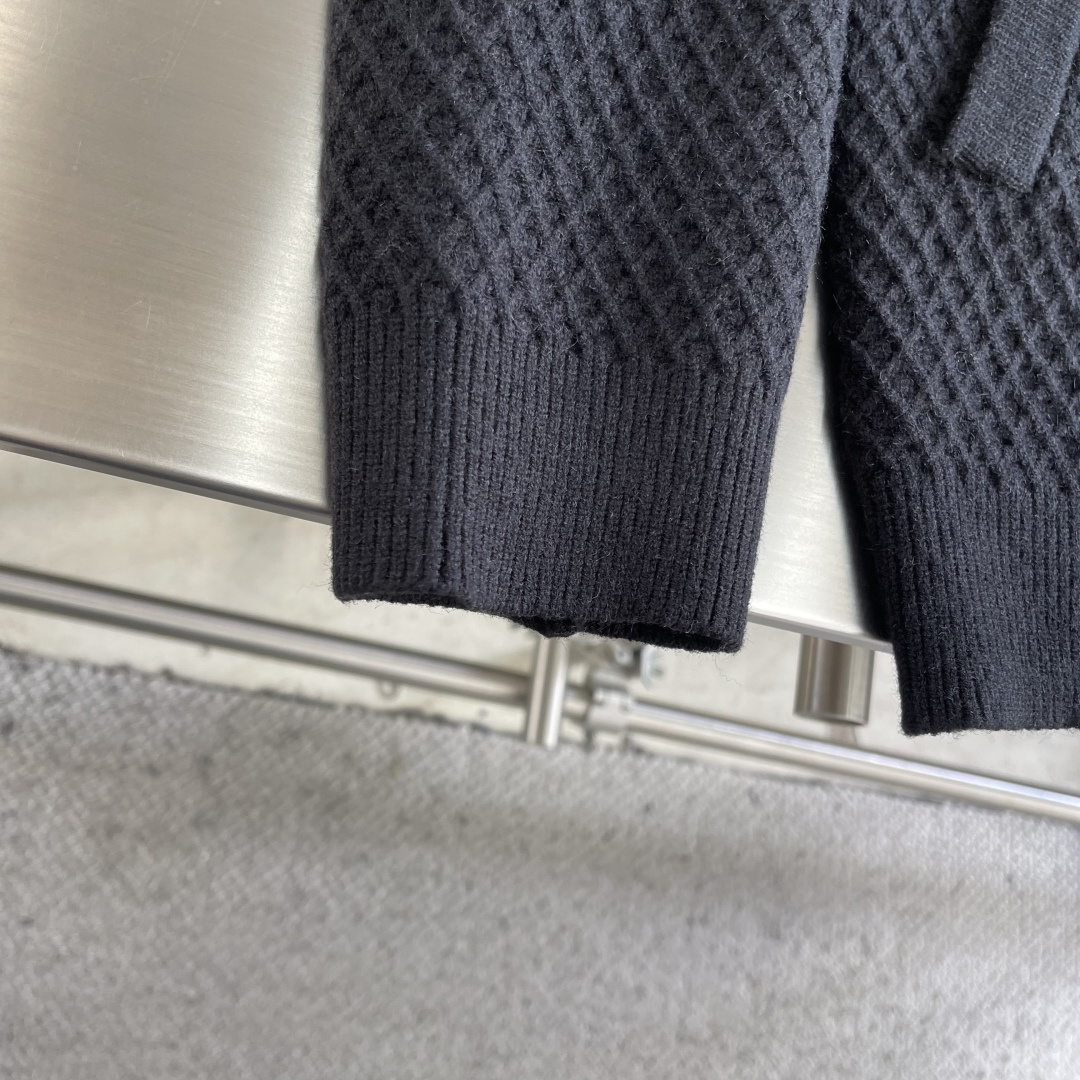 -Miu Miu 25fw新款翻领羊毛外衣.羊毛混纺面料.满身针织花纹结构.柔软舒适立体有型.经典拉链设