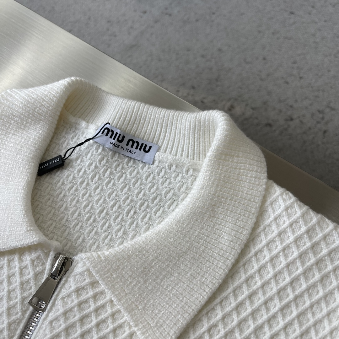 -Miu Miu 25fw新款翻领羊毛外衣.羊毛混纺面料.满身针织花纹结构.柔软舒适立体有型.经典拉链设