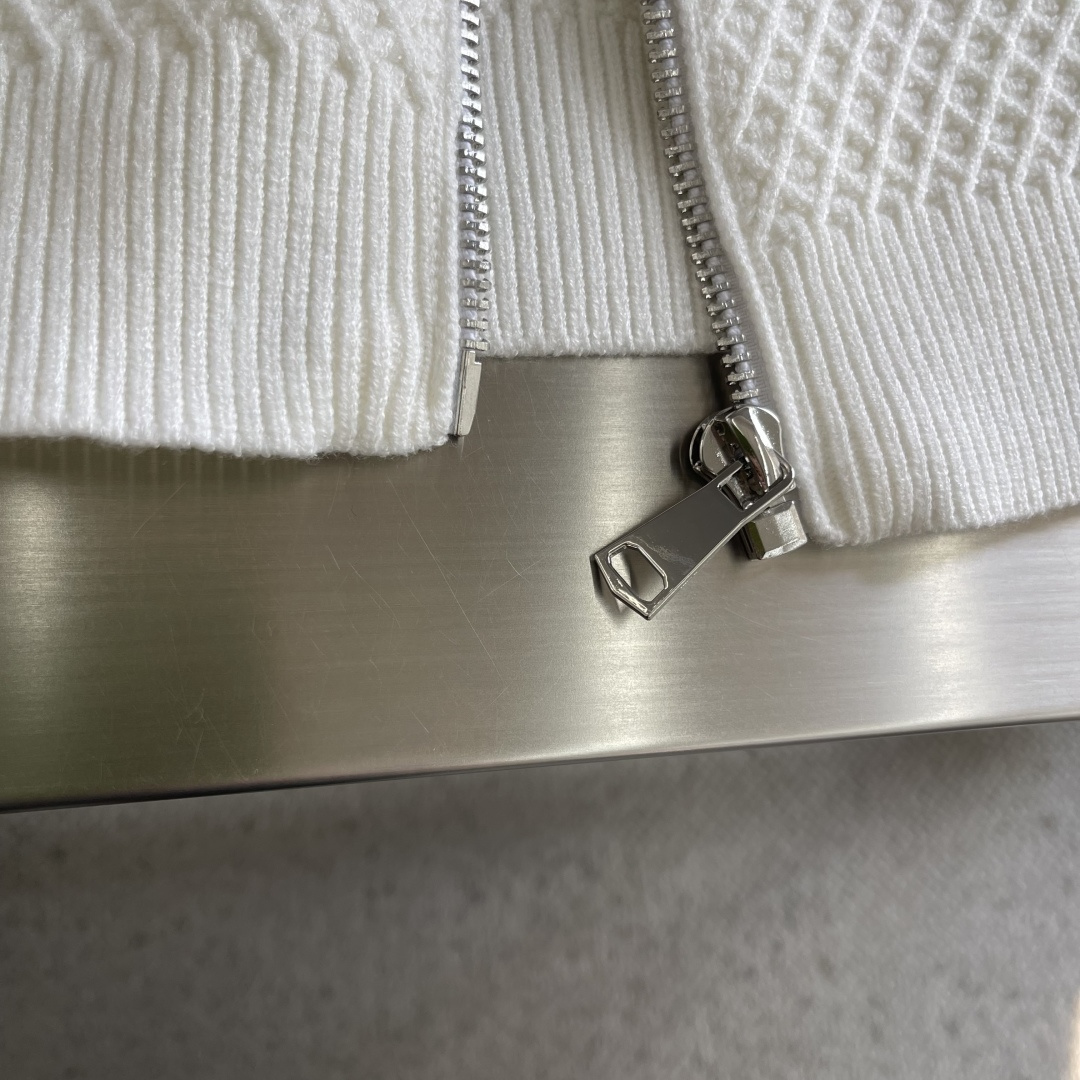 -Miu Miu 25fw新款翻领羊毛外衣.羊毛混纺面料.满身针织花纹结构.柔软舒适立体有型.经典拉链设