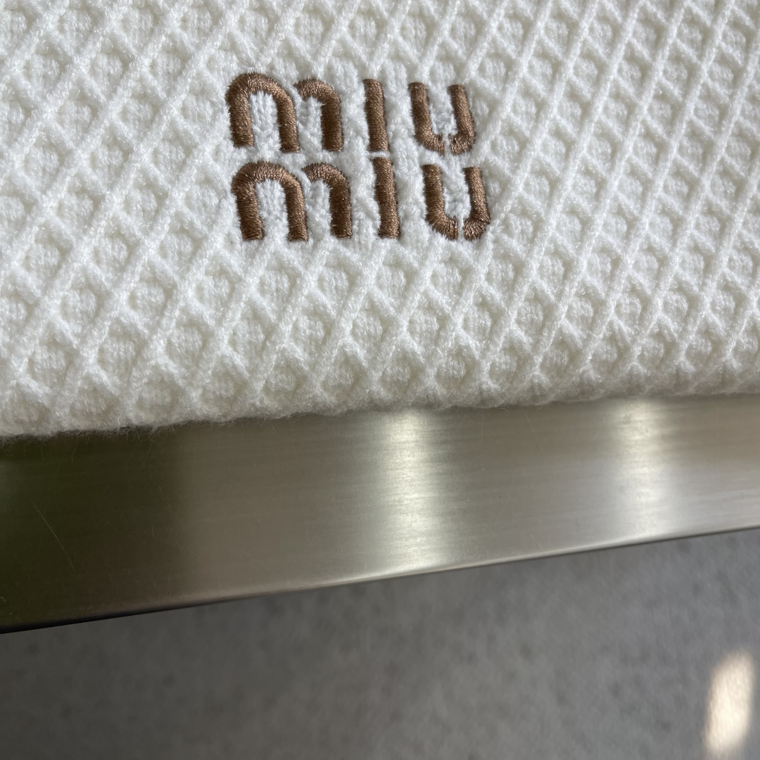 -Miu Miu 25fw新款翻领羊毛外衣.羊毛混纺面料.满身针织花纹结构.柔软舒适立体有型.经典拉链设