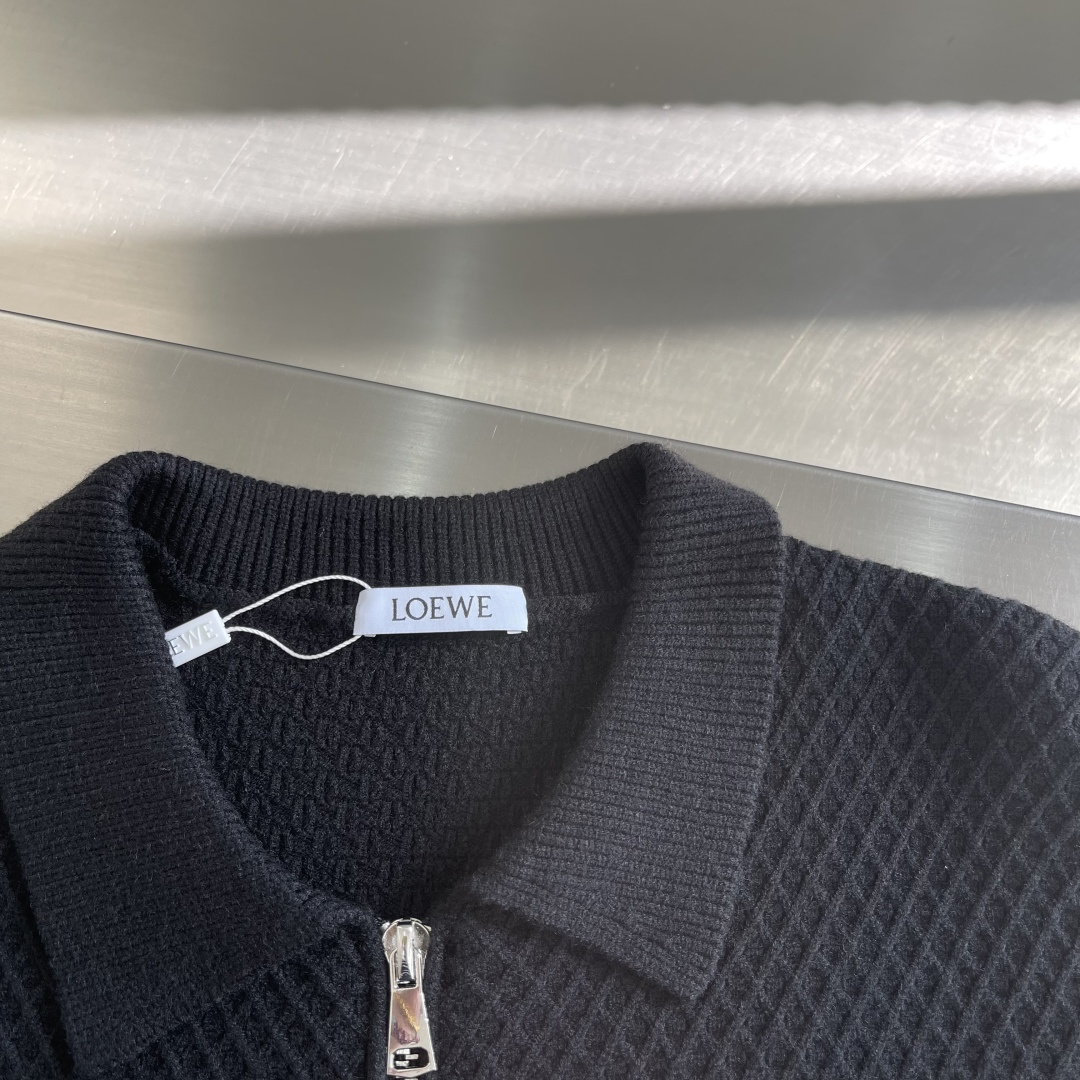 -LOEW 25秋冬Anagram提花拉链针织衫，羊毛混纺面料.衣身低调却超有辨识度，立体纹理太酷了!左