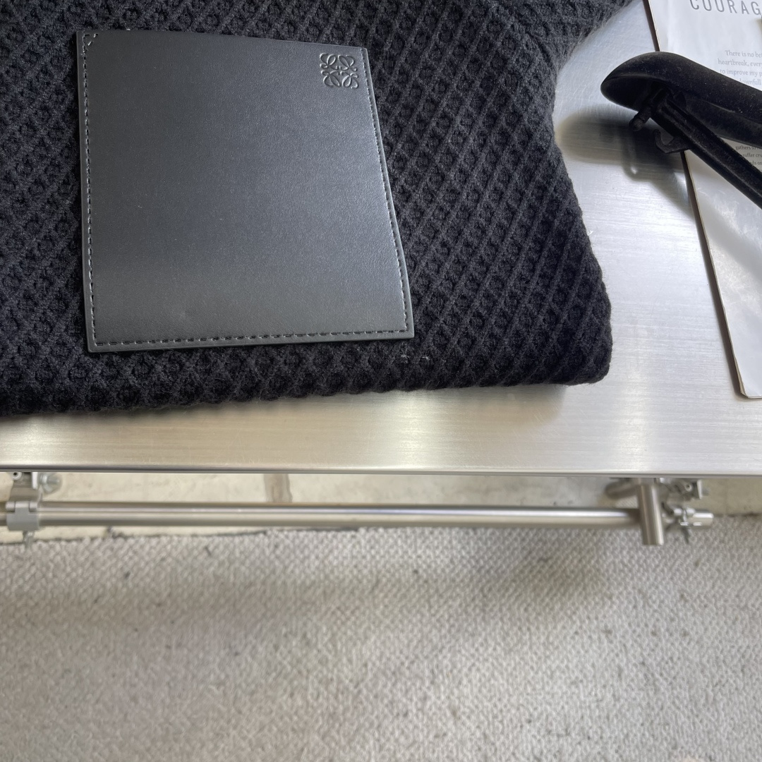 -LOEW 25秋冬Anagram提花拉链针织衫，羊毛混纺面料.衣身低调却超有辨识度，立体纹理太酷了!左