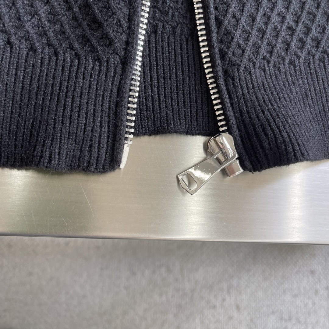 -LOEW 25秋冬Anagram提花拉链针织衫，羊毛混纺面料.衣身低调却超有辨识度，立体纹理太酷了!左