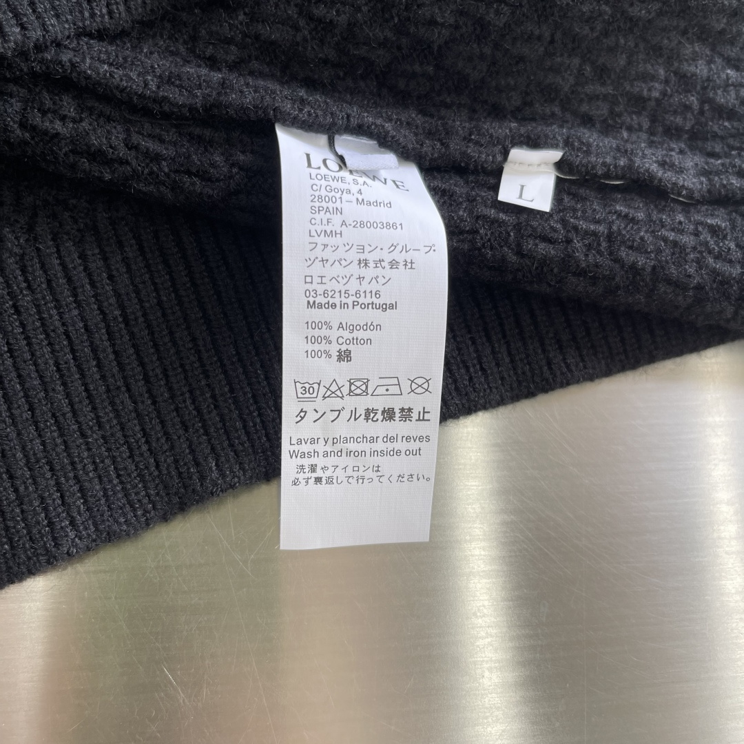 -LOEW 25秋冬Anagram提花拉链针织衫，羊毛混纺面料.衣身低调却超有辨识度，立体纹理太酷了!左