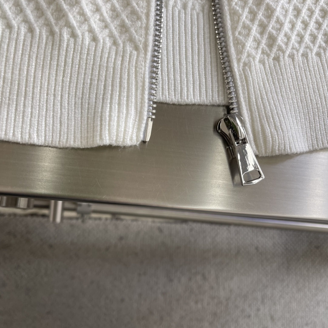 -LOEW 25秋冬Anagram提花拉链针织衫，羊毛混纺面料.衣身低调却超有辨识度，立体纹理太酷了!左