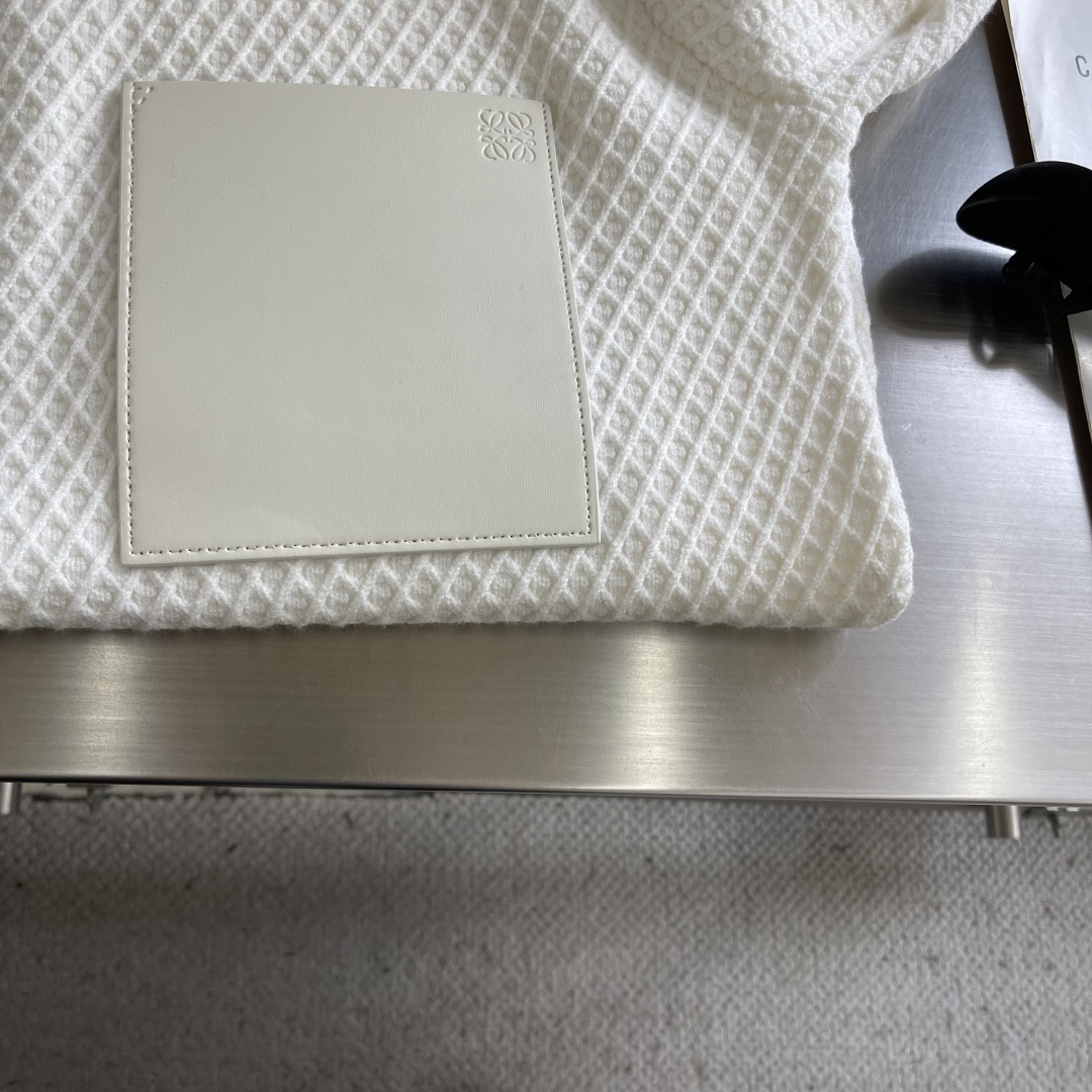 -LOEW 25秋冬Anagram提花拉链针织衫，羊毛混纺面料.衣身低调却超有辨识度，立体纹理太酷了!左