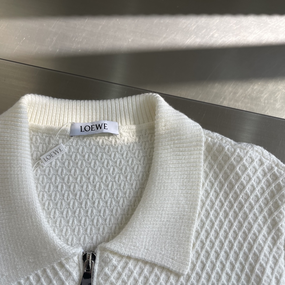 -LOEW 25秋冬Anagram提花拉链针织衫，羊毛混纺面料.衣身低调却超有辨识度，立体纹理太酷了!左