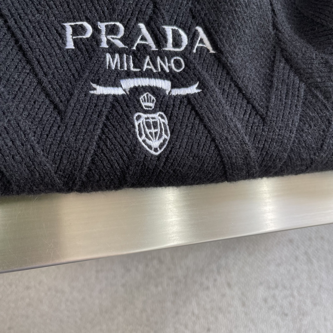 -PRAD 2025秋冬都市风十足 加厚款开衫毛衣。 采用进口羊毛混纺面料 柔软细腻 男人的衣柜都少不了