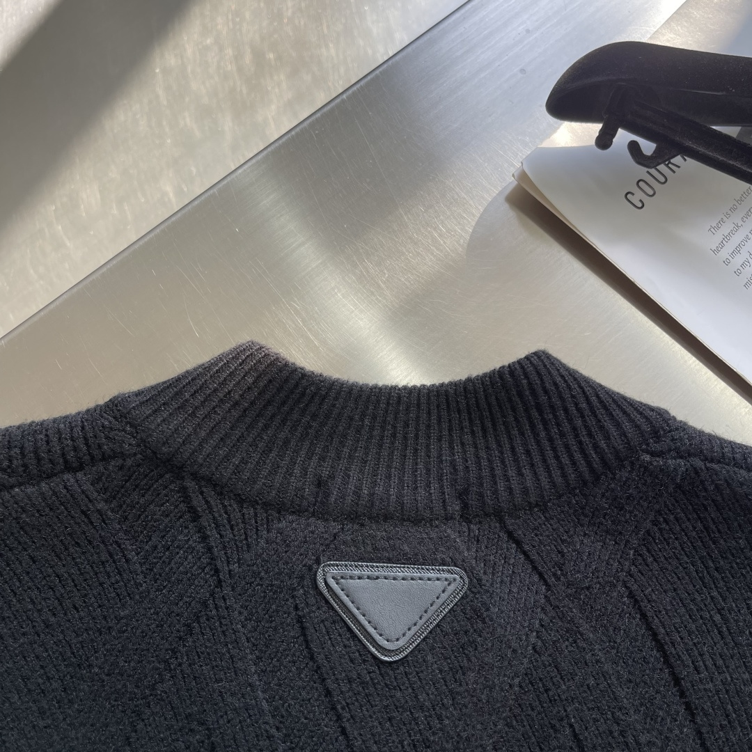 -PRAD 2025秋冬都市风十足 加厚款开衫毛衣。 采用进口羊毛混纺面料 柔软细腻 男人的衣柜都少不了