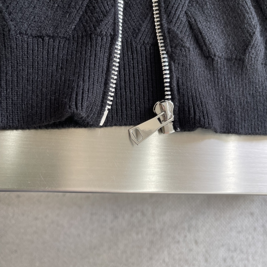 -PRAD 2025秋冬都市风十足 加厚款开衫毛衣。 采用进口羊毛混纺面料 柔软细腻 男人的衣柜都少不了