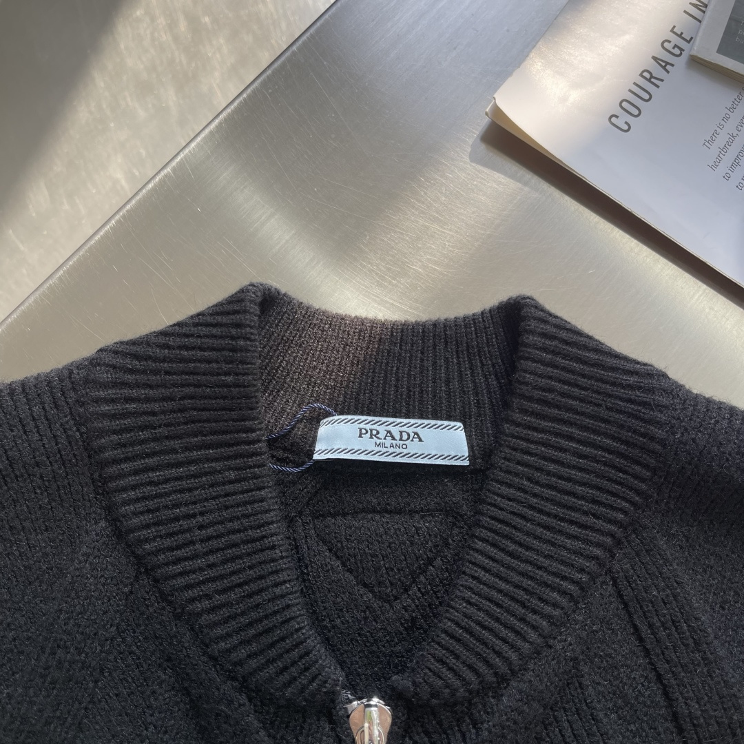 -PRAD 2025秋冬都市风十足 加厚款开衫毛衣。 采用进口羊毛混纺面料 柔软细腻 男人的衣柜都少不了