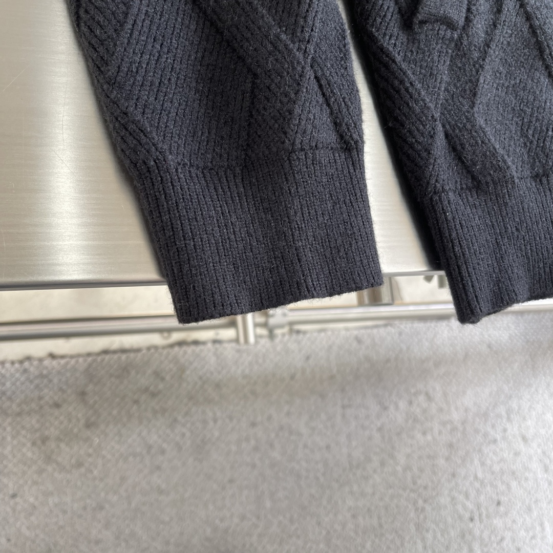 -PRAD 2025秋冬都市风十足 加厚款开衫毛衣。 采用进口羊毛混纺面料 柔软细腻 男人的衣柜都少不了