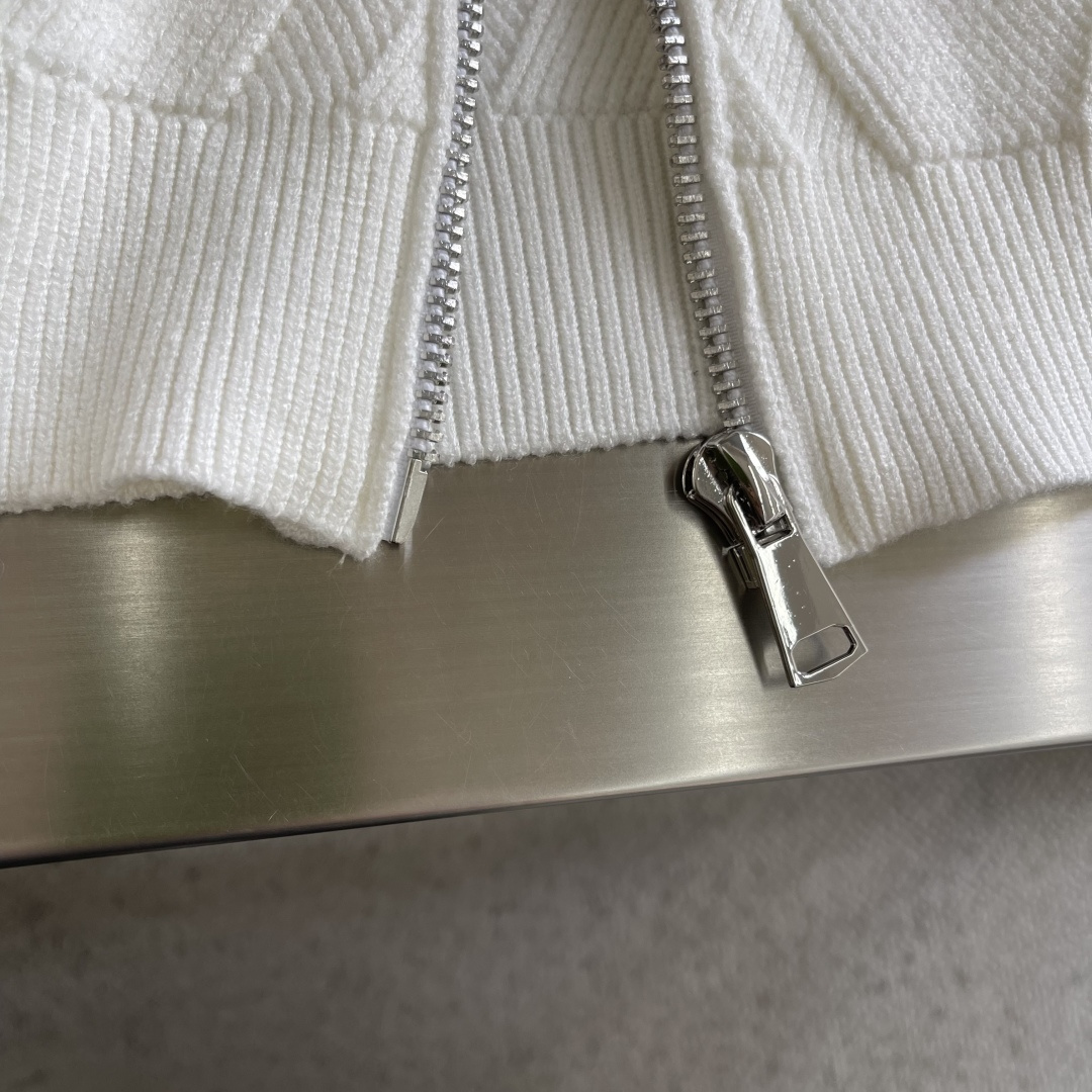 -PRAD 2025秋冬都市风十足 加厚款开衫毛衣。 采用进口羊毛混纺面料 柔软细腻 男人的衣柜都少不了