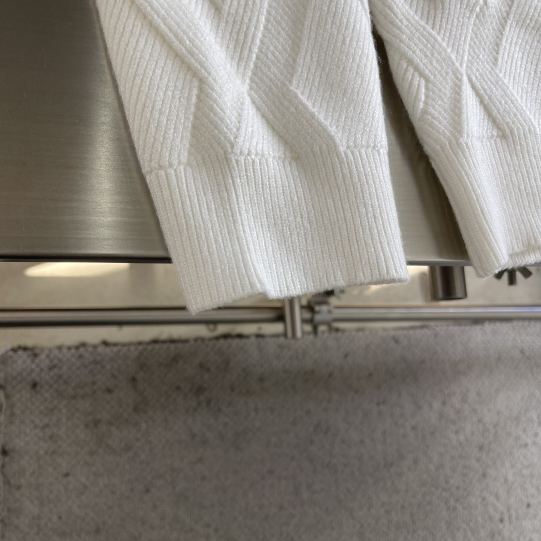 -PRAD 2025秋冬都市风十足 加厚款开衫毛衣。 采用进口羊毛混纺面料 柔软细腻 男人的衣柜都少不了