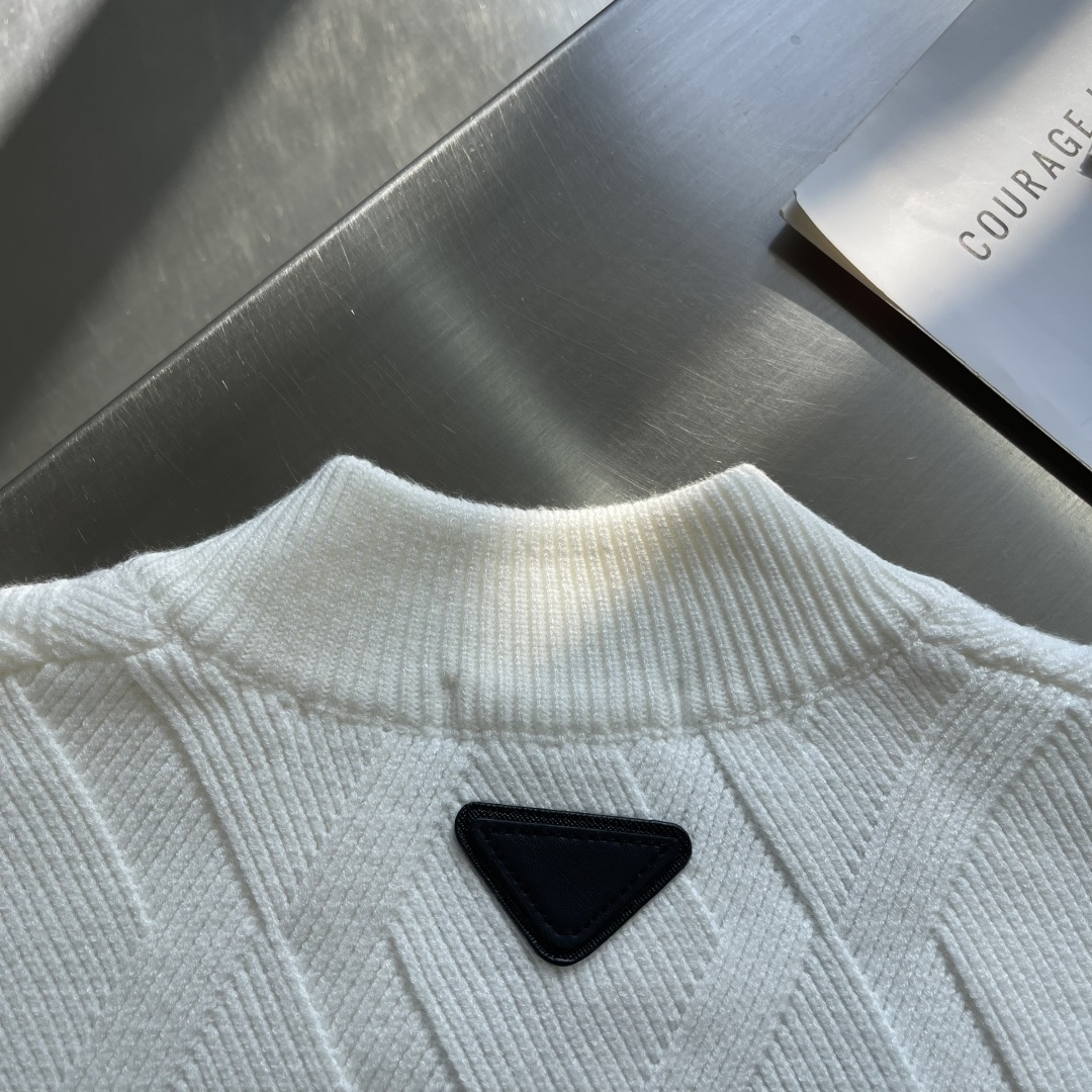 -PRAD 2025秋冬都市风十足 加厚款开衫毛衣。 采用进口羊毛混纺面料 柔软细腻 男人的衣柜都少不了