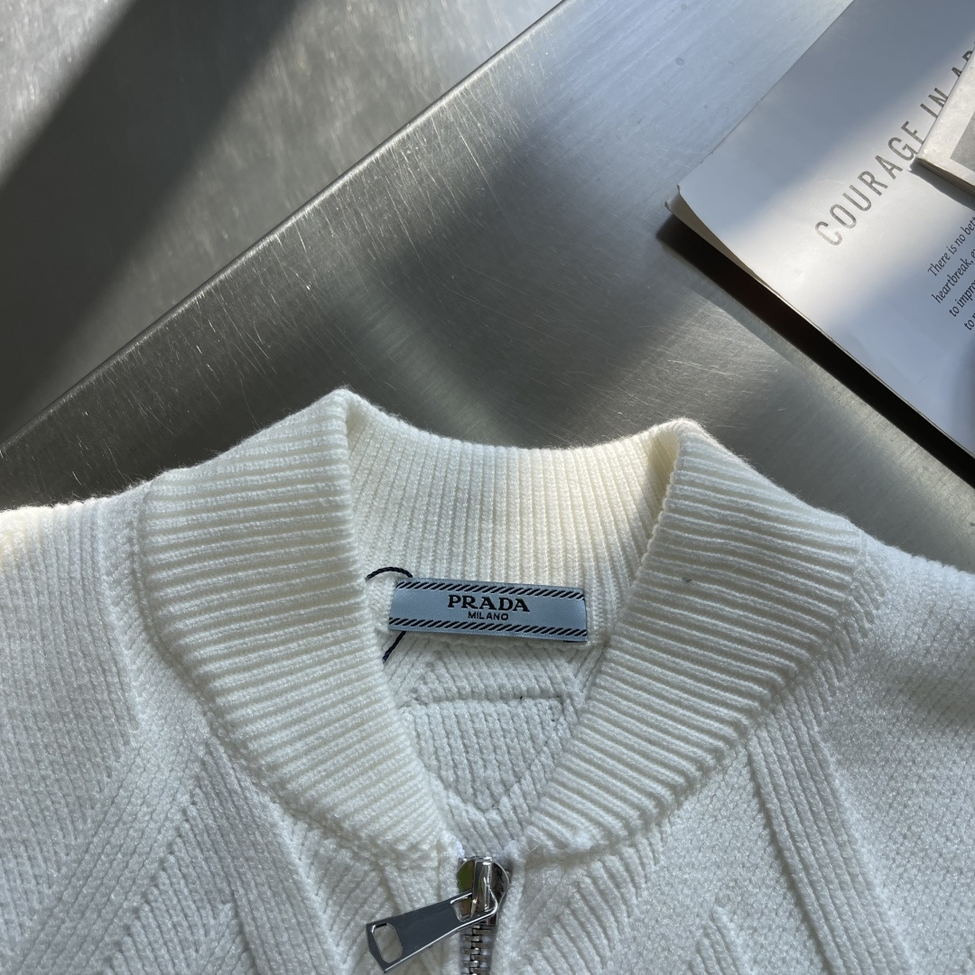 -PRAD 2025秋冬都市风十足 加厚款开衫毛衣。 采用进口羊毛混纺面料 柔软细腻 男人的衣柜都少不了