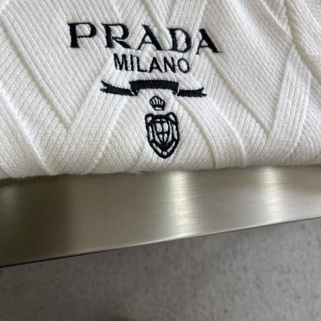 -PRAD 2025秋冬都市风十足 加厚款开衫毛衣。 采用进口羊毛混纺面料 柔软细腻 男人的衣柜都少不了