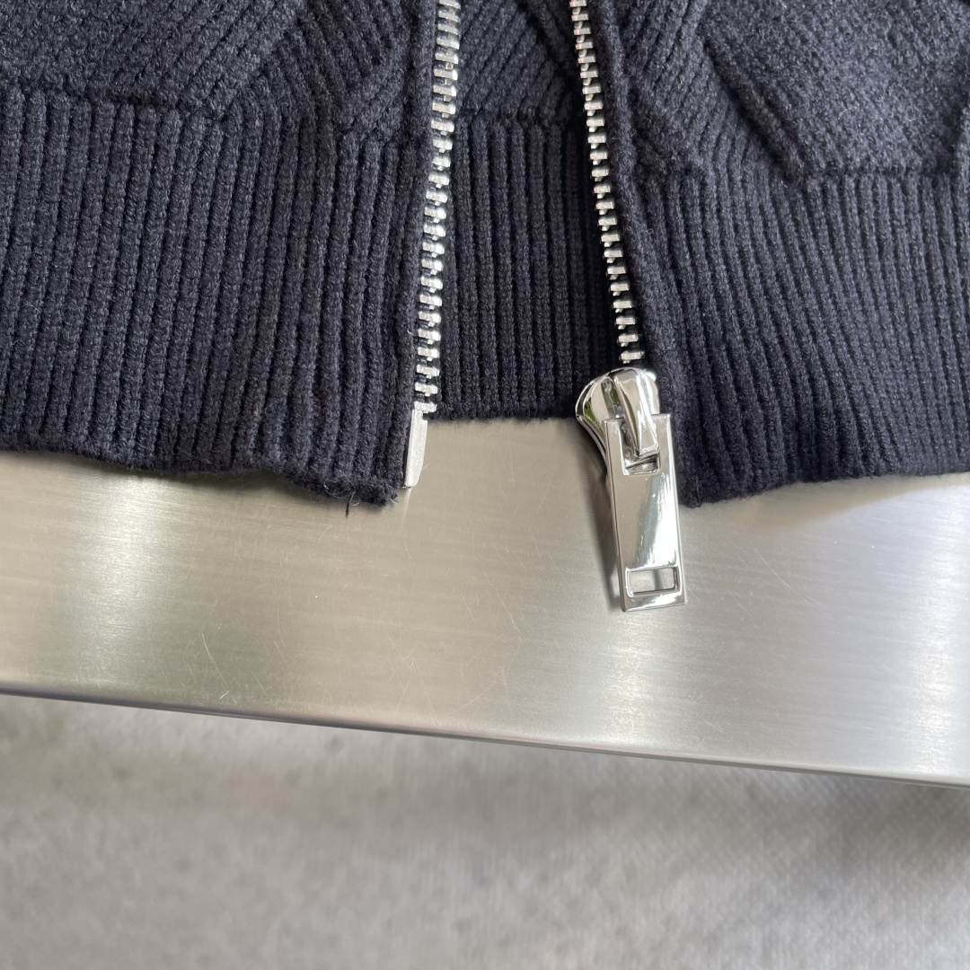 -驴牌 拉链羊毛夹克驴牌拉链毛衣夹克。羊毛混纺面料.柔软针织材质，穿着超舒适又保暖~经典Monogram