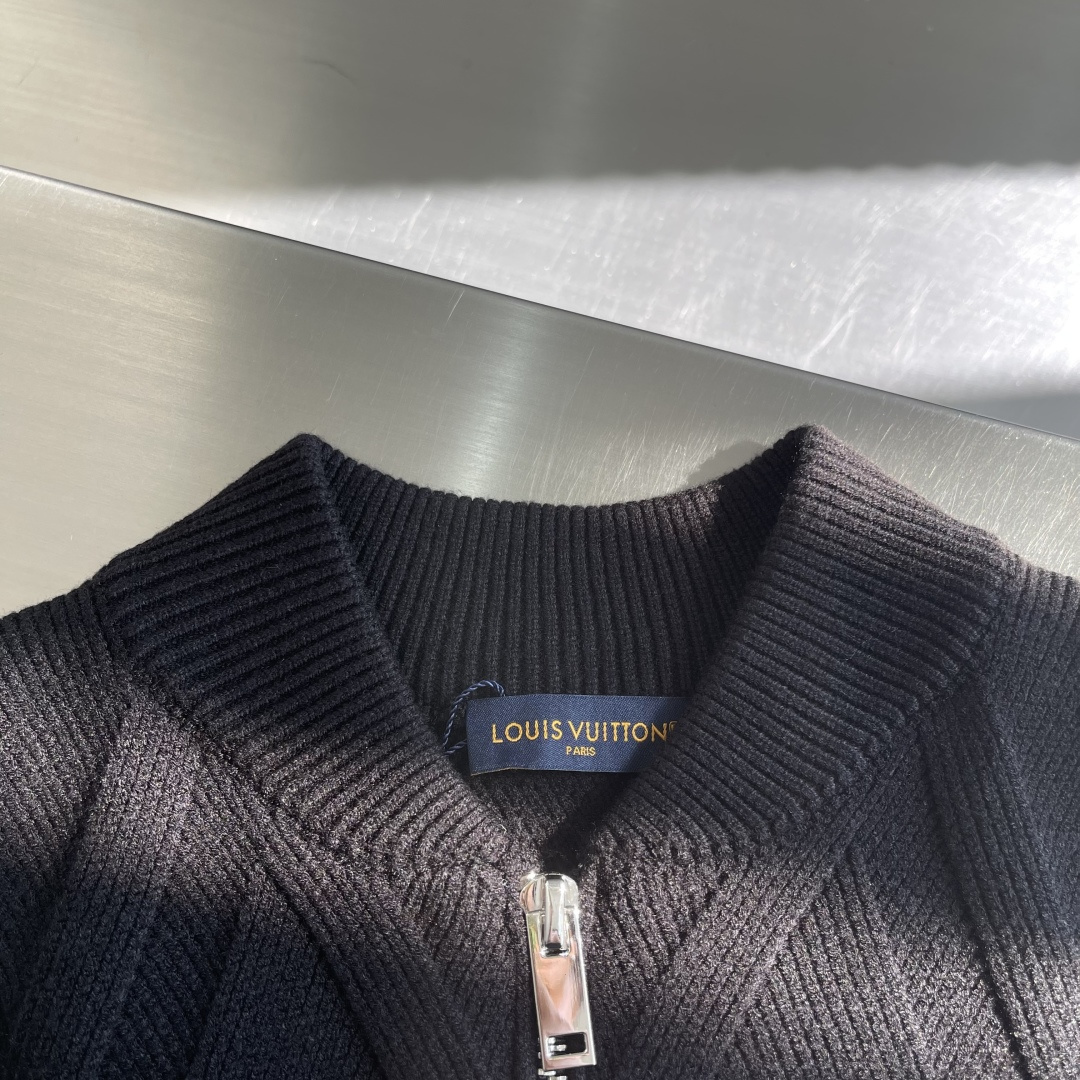 -驴牌 拉链羊毛夹克驴牌拉链毛衣夹克。羊毛混纺面料.柔软针织材质，穿着超舒适又保暖~经典Monogram