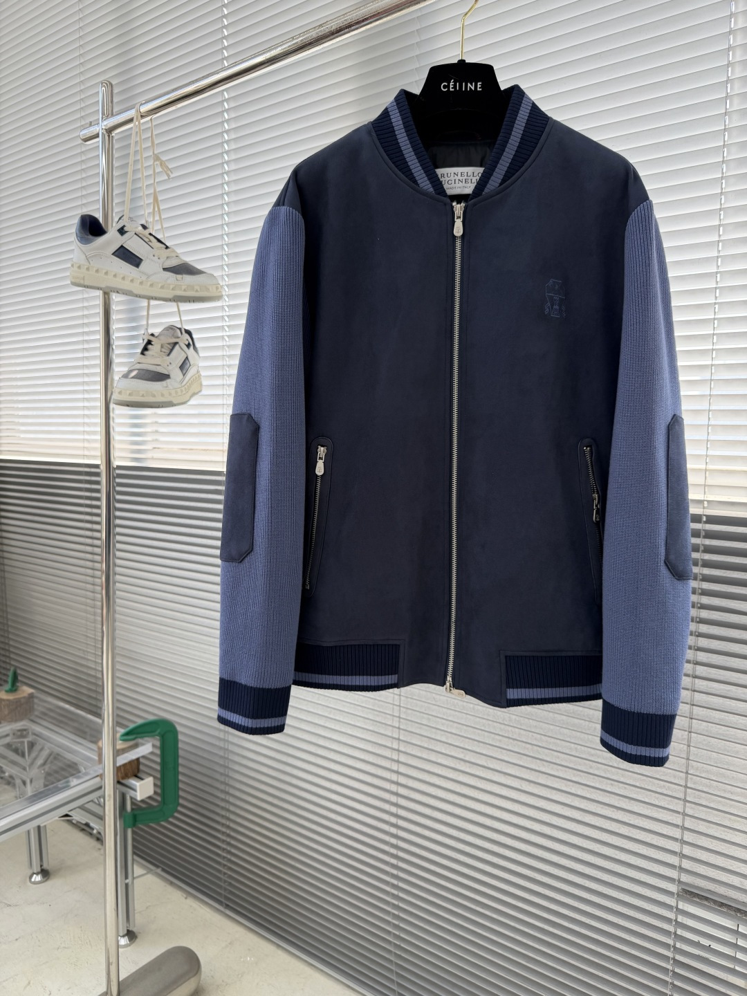 NO:661645,-Brunello Cucinelli BC. 2025 autumn and winter new suede and knitted down jacket. Classic and versatile color options. The style is a classic down jacket style, simple yet fashionable, suitable for various occasions. There is a brand label on the inside of the label collar, with the words 'BRUNELLO CUCINELLI' clearly printed and marked 'MADE IN ITALY', highlighting the brand's Italian origin and high-end positioning.  The embroidery can be seen on the front of the clothes. The exquisite brand iconic pattern embroidery is embroidered with the same color thread, which is low-key and highlights the brand characteristics. The fabric composition is 95 polyester fiber and 5 spandex, which makes the jacket crisp and stylish, with a certain degree of elasticity, comfortable to wear and easy to move. The appearance shows a suede-like texture, delicate and high-end.  The neckline, cuffs and hem of the knitted part are made of knitted material. The knitted material is 79% viscose, 18% polyester fiber, 3% spandex. The striped design adds a sense of movement and layering while ensuring fit and comfort when wearing. The lining material is white duck down, which is smooth and skin-friendly, giving a good wearing experience and helping to shape the overall shape of the jacket.  The zippered jacket uses a metal zipper to open and close, with the brand's iconic pattern on the zipper head, which is full of texture. The details show the brand style, and the zipper is smooth and durable. There are zipper pockets on both sides of the front of the pocket, which are both beautiful and practical, and can safely store small items. Lining details The lining part has exquisite stitching, and there is a small pocket design on the inside, which is convenient for placing small items such as cards and bills, and the pockets are decorated with brand characteristics.  The overall workmanship is fine, both the stitching at the splicing and the embroidery stitches are very fine and even, showing exquisite production technology and reflecting the brand's strict control of quality. Size 48-56 (M-3XL) 48 Length 66 Shoulder Width 44 Bust 110 Sleeve Length 63 50 Length 67 Shoulder Width 45 Bust 114 Sleeve Length 64  52 length 68 shoulder width 46 bust 118 sleeve length 65 54 length 69 shoulder width 47 bust 122 sleeve length 66 56 length 70 shoulder width 48 bust 126 sleeve length 67, men's clothing, brunello cucinelli, jackets & coats, down jacket, chamois leather,  19860909-Brunello Cucinelli BC. 2025秋冬新款麂皮拼针织羽绒服外套 经典且百搭的颜色选择.款式为经典羽绒服版型,简约而不失时尚感,适合多种场合穿着. 标签衣领内侧带有品牌标签,清晰印有“BRUNELLO CUCINELLI”字样,并且标明“MADE IN ITALY”,彰显品牌的意大利血统与高端定位. 刺绣在衣服正面可见精致的品牌标志性图案刺绣,以同色系线绣制,低调又凸显品牌特色. 面料成分95聚酯纤维,5氨纶,这使得外套挺括有型,且具有一定的弹性,穿着舒适且便于活动.外观上呈现出类似麂皮的质感,细腻且高级. 针织部分领口、袖口和下摆处采用针织材质拼接,针织成分79黏胶,18聚酯纤维,3氨纶,条纹设计增添了运动感与层次感,同时保证穿着时的贴合度和舒适度. 里料里料成分白鸭绒顺滑亲肤,穿着体验佳,且有助于外套的整体塑形. 拉链外套采用金属拉链开合,拉链头上带有品牌标志性图案,质感十足,细节处尽显品牌格调,且拉链顺滑耐用. 口袋正面两侧设有拉链口袋,既美观又实用,可安全存放小物件. 内衬细节内衬部分可见精致的缝线处理,内侧还有小口袋设计,方便放置卡片、票据等小物品,并且在口袋处有品牌特色装饰点缀. 整体做工精细,无论是拼接处的缝线处理,还是刺绣的针脚都十分细密、均匀,展现出精湛的制作工艺,体现了品牌对品质的严格把控. 码数48-56（M-3XL） 48衣长66肩宽44胸围110袖长63 50衣长67肩宽45胸围114袖长64 52衣长68肩宽46胸围118袖长65 54衣长69肩宽47胸围122袖长66 56衣长70肩宽48胸围126袖长67,男装,brunello cucinelli,jackets & coats,down jacket,chamois leather, ,Women's clothing