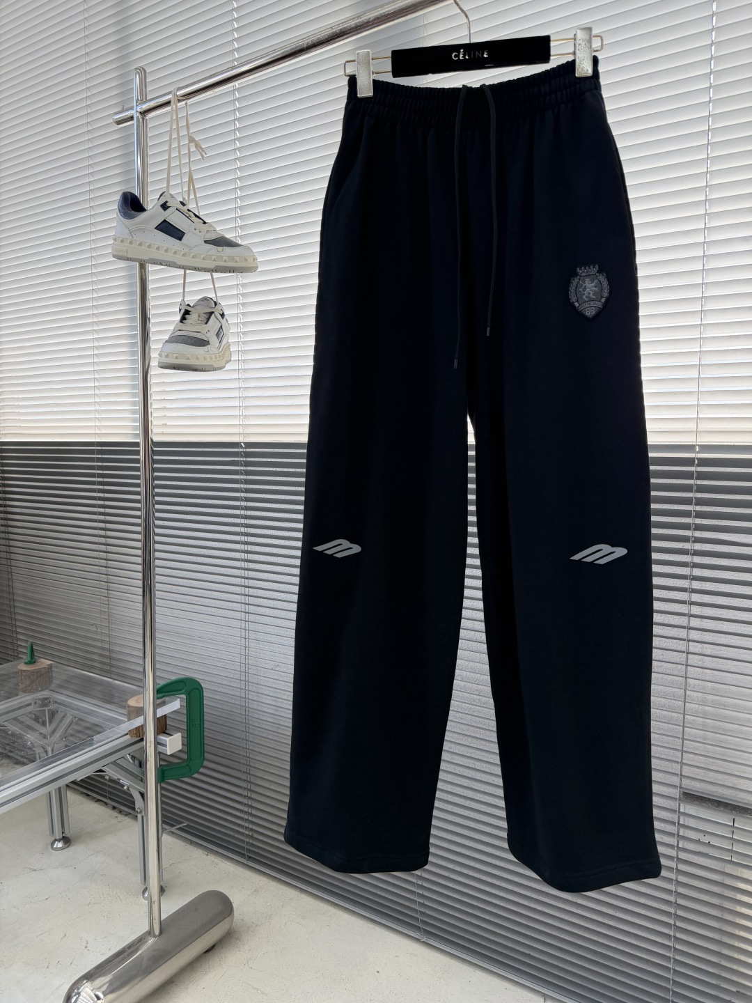 NO:660704,-Balenciag25fw new 3B FOOTBALL BAGGY sports pants mid-waist, elastic waist, 2 diagonal pockets, front decorated with 3B Sports Icon artwork patch, size  wang19860909-Balenciag25fw新款3B FOOTBALL BAGGY运动裤中腰 弹性腰头 2个斜口袋 正面饰以3B Sports Icon艺术作品贴饰 码数XS.S.M.L 裤长 108 109 111 腰围66707478 臀围 114 118 122,巴黎世家-服装,balenciaga,balenciaga, ,Women's clothing