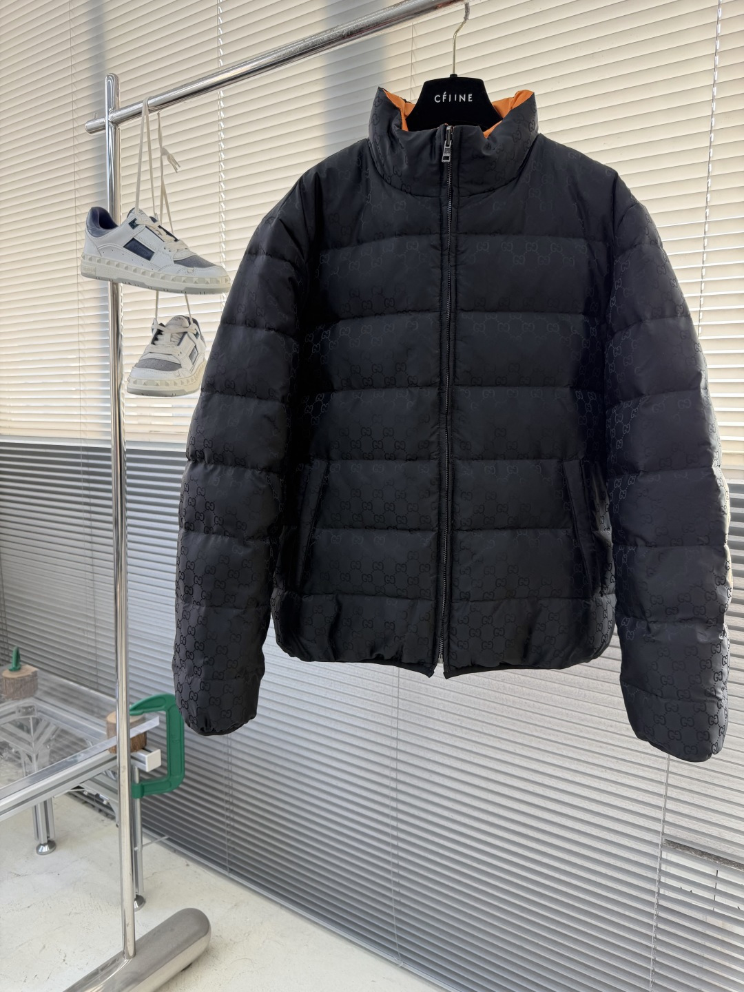 NO:661670,-GUCC 25fw new double-sided GG nylon zipper jacket GG pattern, brand logo, webbing together reflect the brand's long heritage, Italian roots and persistent pursuit of exquisite craftsmanship, all presented by carefully crafted craftsmanship. This quilted jacket is crafted from two fabrics, one side is made of black GG nylon, and the other side is made of orange GG nylon. Size S.M.L.XL Length 67.5 69 70.5 72 Bust  120124 128 132 Shoulder width 51.5 53 54.5 56,Gucci-clothing,gucci,gucci,jackets & coats, 19860909-GUCC 25fw新款双面GG尼龙拉链夹克GG图案、品牌标识、织带共同体现品牌的悠久传承、意大利根源以及对精湛工艺的执着追求,这一切均由精心雕琢的技艺匠心呈现.这款夹绒夹克以两种面料匠心打造,一面采用黑色GG尼龙,另一面则采用橙色GG尼龙. 码数S.M.L.XL 衣长67.5 69 70.5 72 胸围 120124 128 132 肩宽51.5 53 54.5 56,古驰-服装,gucci,gucci,jackets & coats, ,Women's clothing