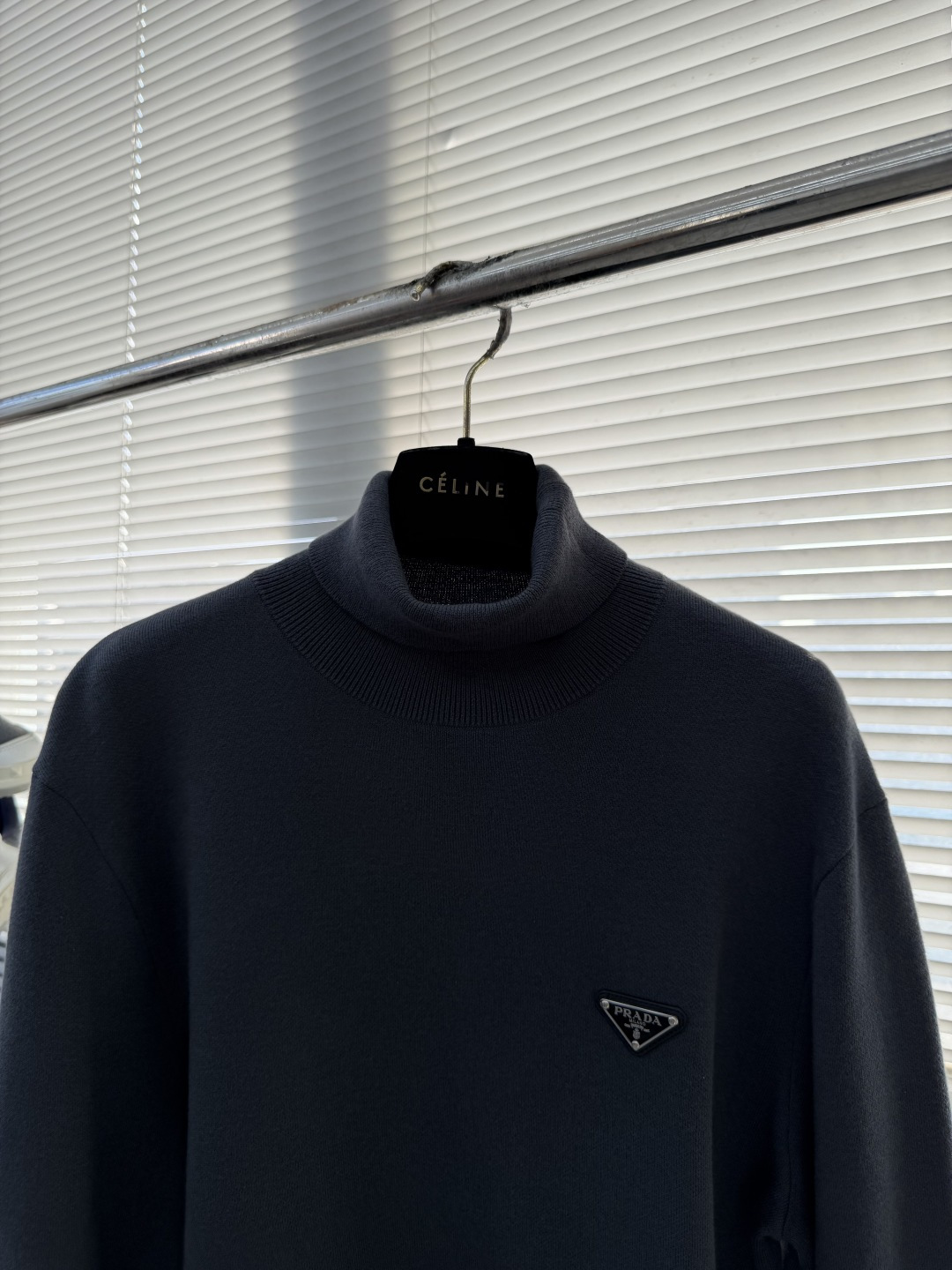 -PRAD 25秋冬季新品-男士羊毛针织高领套头衫简约三间标设计，上身就是气质满满，打造时髦出众的精致感