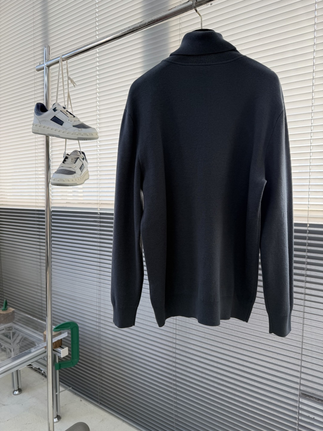 -PRAD 25秋冬季新品-男士羊毛针织高领套头衫简约三间标设计，上身就是气质满满，打造时髦出众的精致感