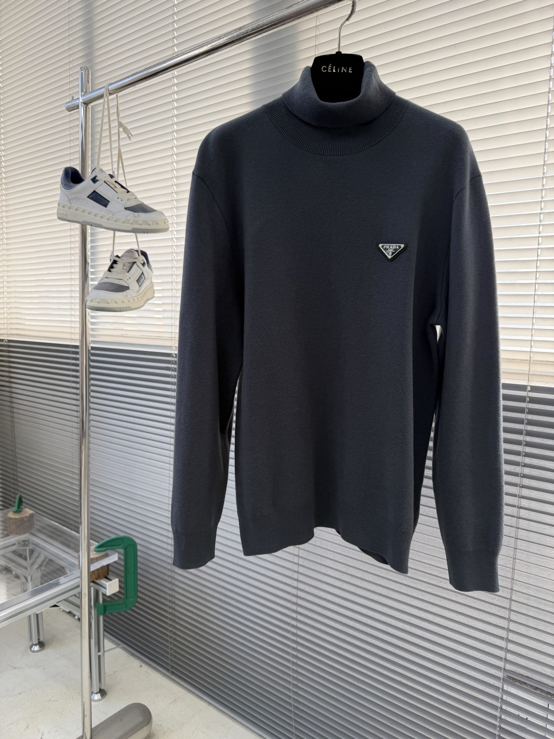 -PRAD 25秋冬季新品-男士羊毛针织高领套头衫简约三间标设计，上身就是气质满满，打造时髦出众的精致感