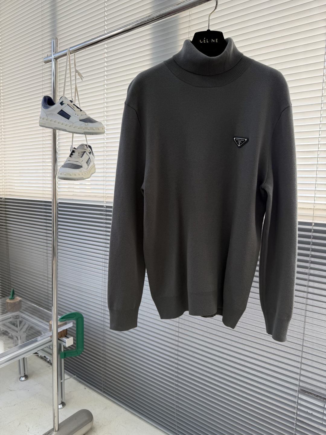 -PRAD 25秋冬季新品-男士羊毛针织高领套头衫简约三间标设计，上身就是气质满满，打造时髦出众的精致感